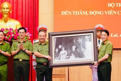 Đại tướng Lương Tam Quang làm việc với Công an tỉnh Gia Lai