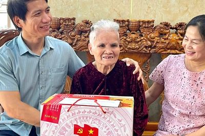 Phó Bí thư Tỉnh ủy Nguyễn Ngọc Lương thăm, tặng quà Mẹ Việt Nam Anh hùng và gia đình chính sách tại phường Pleiku