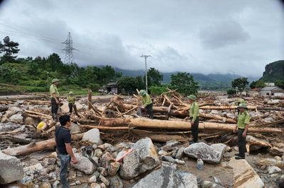 Kiểm lâm Lai Châu chung sức khắc phục hậu quả mưa lũ, giúp nhân dân sớm ổn định cuộc sống
