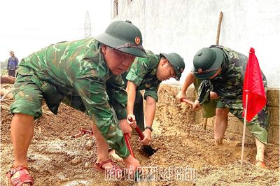 Bộ đội biên phòng dầm mưa cùng chó nghiệp vụ tìm kiếm nạn nhân mất tích