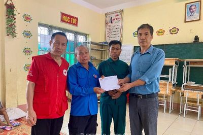 Ủy ban MTTQ Việt Nam tỉnh thăm, tặng quà các gia đình bị thiệt hại do mưa lũ tại xã Mường Than