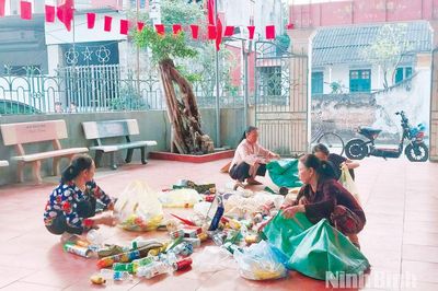 Chia sẻ yêu thương từ mô hình 'Biến rác thành tiền'