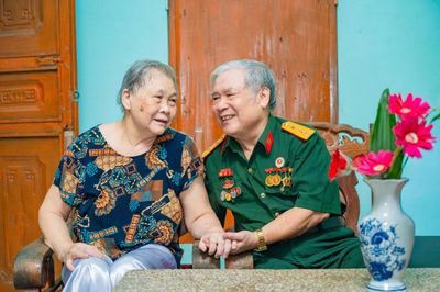 Những câu chuyện tình cổ tích xoa dịu vết thương thời chiến
