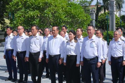 Đoàn công tác Kiểm toán Nhà nước dâng hương tri ân các anh hùng liệt sĩ, thăm gia đình người có công tại Ninh Bình