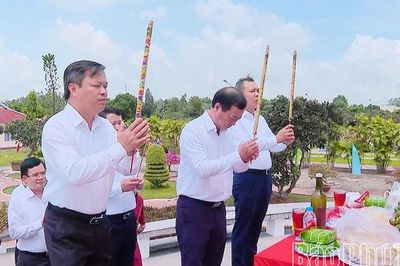 Phó Bí thư Thường trực Tỉnh ủy Bùi Văn Quang dâng hương các anh hùng liệt sĩ tại An Giang