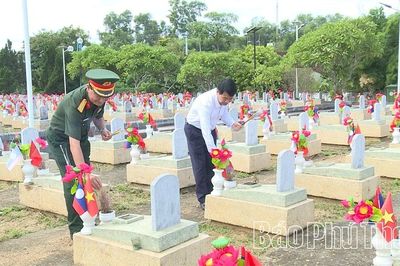 Đoàn đại biểu và thân nhân liệt sĩ tỉnh Phú Thọ viếng Nghĩa trang Liệt sĩ Quốc tế Việt - Lào