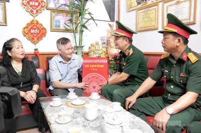 Thiếu tướng Nguyễn Đình Cương kiểm tra công tác tìm kiếm, quy tập hài cốt liệt sĩ, tặng quà gia đình chính sách