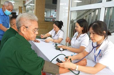 Khám bệnh, cấp thuốc miễn phí cho 208 nạn nhân chất độc da cam/dioxin