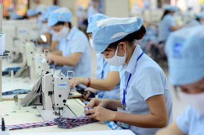 Tăng lương tối thiểu vùng: Chia sẻ áp lực với người lao động