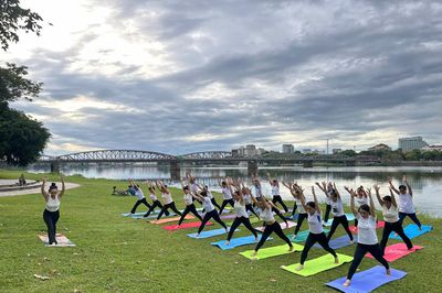 Yoga bên sông Hương