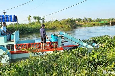 Hóa Châu vận hành máy cắt bèo, hướng đến nông nghiệp xanh