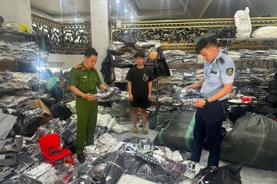 Hơn 33.600 sản phẩm thời trang nghi giả mạo thương hiệu bị phát hiện tại Hà Nội