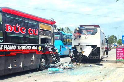 Hai xe khách va chạm trên QL1: Phụ xe tử vong, 3 hành khách bị thương