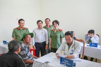 Hơn 200 người dân được khám bệnh và tặng quà tri ân nhân Ngày Thương binh - Liệt sĩ