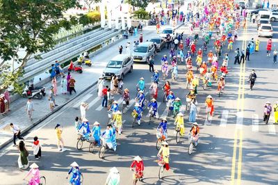 Hơn 2.000 áo dài rực rỡ khoe sắc bên bờ vịnh Nha Trang