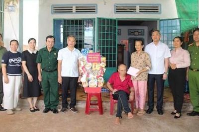 Nhân kỷ niệm 79 năm Ngày Thương binh - Liệt sĩ (27/7/1947 - 27/7/2026): Thiếu tướng Tạ Văn Đẹp, Phó Giám đốc Công an TPHCM thăm các gia đình thương binh trên địa bàn