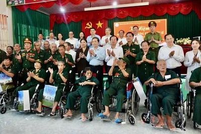 Chủ tịch Quốc hội Trần Thanh Mẫn dâng hương các Anh hùng liệt sĩ, tặng quà tri ân người có công tại TPHCM