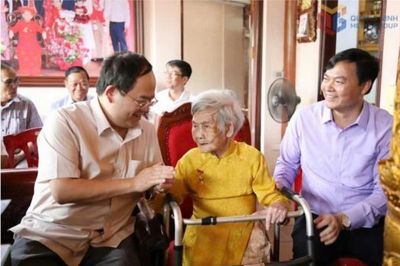 Quảng Ninh: Bí thư Tỉnh ủy thăm, tặng quà Mẹ Việt Nam Anh hùng, thương binh, người có công.