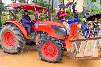 Người đàn ông Lai Châu lái máy cày mở đường cứu nạn giữa vùng lũ dữ