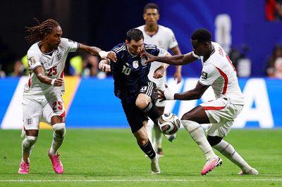Vì sao Messi đi bộ vẫn nguy hiểm?