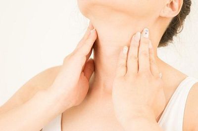 Bí quyết massage cổ chống chảy xệ, xóa nếp nhăn cực hiệu quả