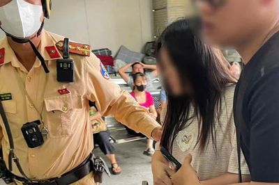 CSGT Hà Nội kịp thời mở đường đưa sản phụ chuyển dạ đến bệnh viện, mẹ tròn con vuông