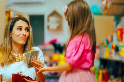 Cha mẹ trả lời thế nào khi con xin tiền? Câu trả lời có thể ảnh hưởng đến thói quen tiền bạc và tương lai của trẻ