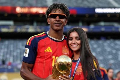 Bạn gái hơn 2 tuổi ngọt ngào chúc mừng Yamal vô địch World Cup