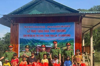 Lan tỏa nghĩa tình Công an Thủ đô tại miền 'đất lửa' Quảng Trị