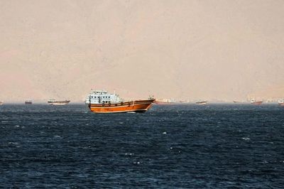 Tàu bốc cháy ở Eo biển Hormuz do trúng vật thể lạ