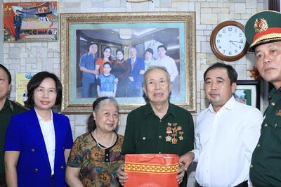Bí thư Thành ủy Hà Nội thăm, tặng quà thương binh tiêu biểu phường Hoàn Kiếm