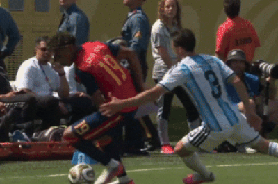 Cầu thủ Argentina chơi đấu vật với Yamal, trọng tài làm ngơ