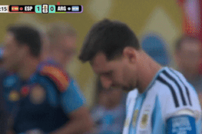 Phản ứng của Messi khi Argentina thủng lưới