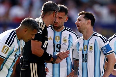 Rooney mắng hành động 'tuyệt vọng' của Messi