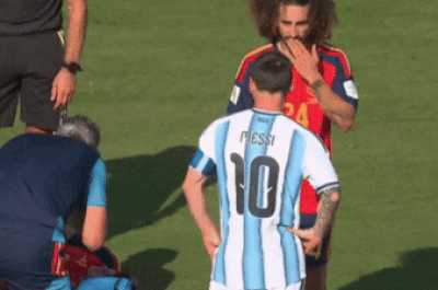 Hành động gây cười của Messi
