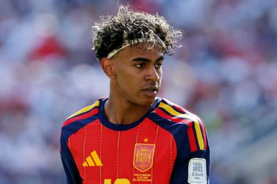 Yamal chinh phục cả Messi và Ronaldo ở tuổi 19