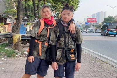 Mẹ cùng con 13 tuổi đi bộ 750 km từ Hà Nội vào Huế