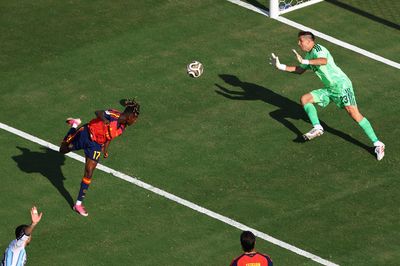 Những khoảnh khắc xuất thần của Emiliano Martinez trước Tây Ban Nha