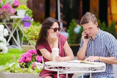 Vì sao chúng ta vừa yêu vừa ghét?