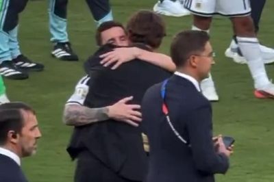 Khoảnh khắc Ramos ôm Messi
