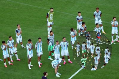 Argentina bỏ đi lúc Tây Ban Nha nâng cúp thế giới
