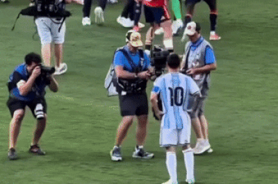 Messi đứng chống hông xem màn ẩu đả ở trận Tây Ban Nha - Argentina