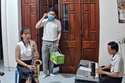 Màn văn nghệ 'đánh úp' mừng sinh nhật con trai gây sốt