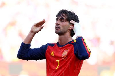 Người hùng Tây Ban Nha tăng giá sau World Cup