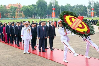 Ban Chấp hành Trung ương Đảng vào Lăng viếng Chủ tịch Hồ Chí Minh