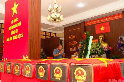 [Ảnh] Khách thập phương thành kính tri ân các Anh hùng liệt sĩ tại Công viên Lê Thị Riêng
