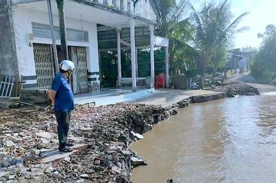 Liên tục xảy ra sạt lở đất ven sông Cà Mau