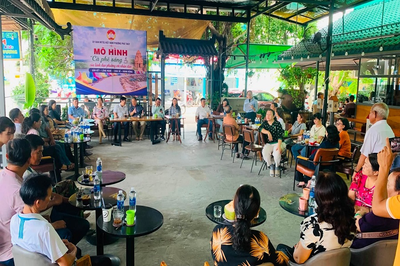 Lãnh đạo uống cà phê sáng với dân