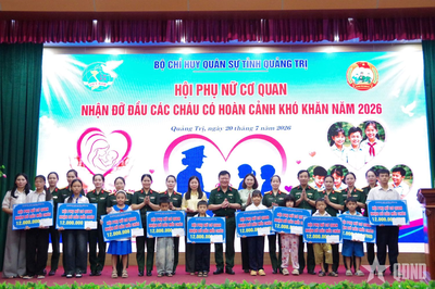 Bộ CHQS tỉnh Quảng Trị nhận đỡ đầu 10 trẻ em có hoàn cảnh khó khăn