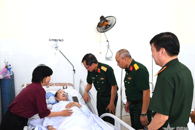 Thiếu tướng Lương Đình Chung thăm, tặng quà các đồng chí nguyên thủ trưởng Bộ tư lệnh Quân khu 5